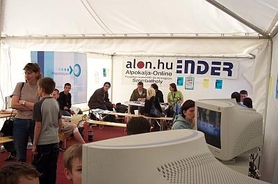 Kimentünk a térre