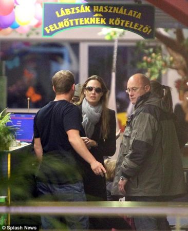 Angelina Jolie budapesti vásárlásának fotói