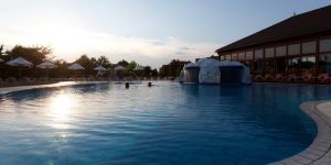 Greenfield Hotel, Buk