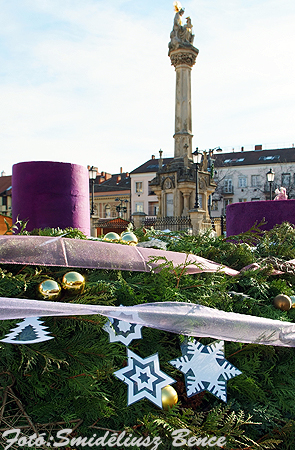 Adventi elők&eacute;sz&uuml;letek a szombathelyi Fő t&eacute;ren