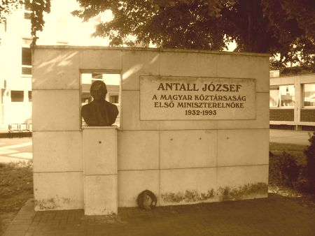 Anall József Emléktáblája a megyei könyvtár előtt