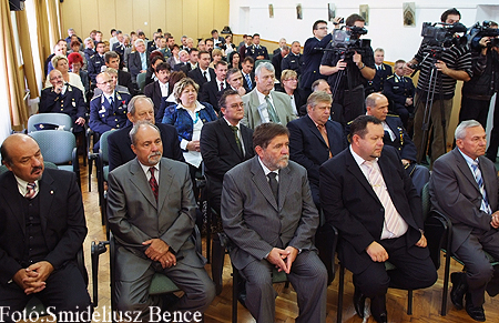 Csaknem &ouml;tsz&aacute;zezer &uuml;gyben hozott hat&aacute;rozatot, &eacute;s &ouml;sszesen 13,2 milli&aacute;rd forintnyi b&iacute;rs&aacute;got szabott ki febru&aacute;r &oacute;ta a rendőrs&eacute;g k&ouml;zigazgat&aacute;si hat&oacute;s&aacute;gi szolg&aacute;lata, melynek fel&uacute;j&iacute;tott &eacute;p&uuml;letsz&aacute;rny&aacute;t szerd&aacute;n adt&aacute;k &aacute;t Szombathelyen. A kiszabott &ouml;sszegből eddig &ouml;sszesen 9, 1 milli&aacute;rd forint folyt be.