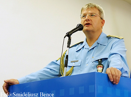 Csaknem &ouml;tsz&aacute;zezer &uuml;gyben hozott hat&aacute;rozatot, &eacute;s &ouml;sszesen 13,2 milli&aacute;rd forintnyi b&iacute;rs&aacute;got szabott ki febru&aacute;r &oacute;ta a rendőrs&eacute;g k&ouml;zigazgat&aacute;si hat&oacute;s&aacute;gi szolg&aacute;lata, melynek fel&uacute;j&iacute;tott &eacute;p&uuml;letsz&aacute;rny&aacute;t szerd&aacute;n adt&aacute;k &aacute;t Szombathelyen. A kiszabott &ouml;sszegből eddig &ouml;sszesen 9, 1 milli&aacute;rd forint folyt be.