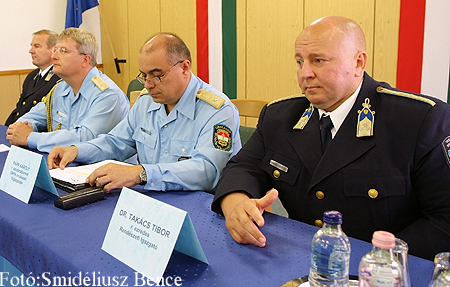 Csaknem &ouml;tsz&aacute;zezer &uuml;gyben hozott hat&aacute;rozatot, &eacute;s &ouml;sszesen 13,2 milli&aacute;rd forintnyi b&iacute;rs&aacute;got szabott ki febru&aacute;r &oacute;ta a rendőrs&eacute;g k&ouml;zigazgat&aacute;si hat&oacute;s&aacute;gi szolg&aacute;lata, melynek fel&uacute;j&iacute;tott &eacute;p&uuml;letsz&aacute;rny&aacute;t szerd&aacute;n adt&aacute;k &aacute;t Szombathelyen. A kiszabott &ouml;sszegből eddig &ouml;sszesen 9, 1 milli&aacute;rd forint folyt be.