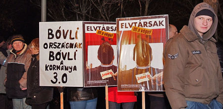 Tüntetés Szombathelyen a megyebál előttt