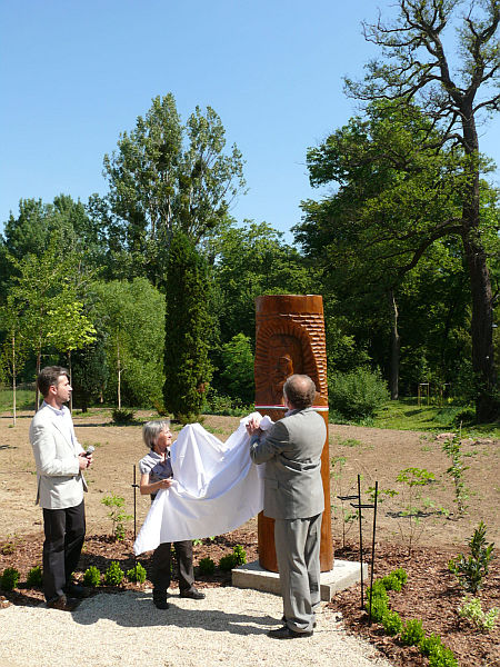 B&aacute;n&oacute; Istv&aacute;n szobr&aacute;nak avat&aacute;sa a K&aacute;moni Arbor&eacute;tumban