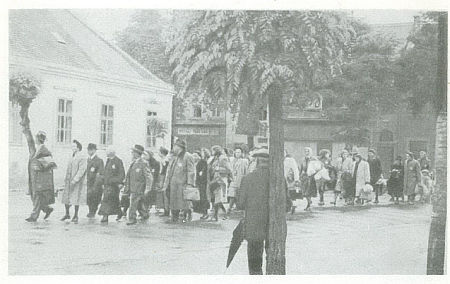 A kőszegi zsid&oacute;k elhurcol&aacute;sa 1944-ben - a menet &eacute;l&eacute;n Bass Rezső