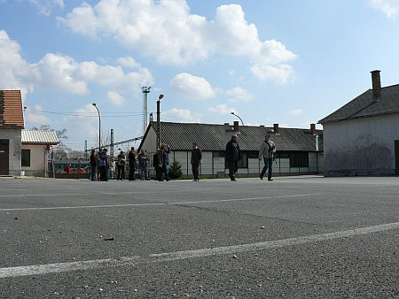 Parkol&oacute; a vas&uacute;t&aacute;llom&aacute;sn&aacute;l