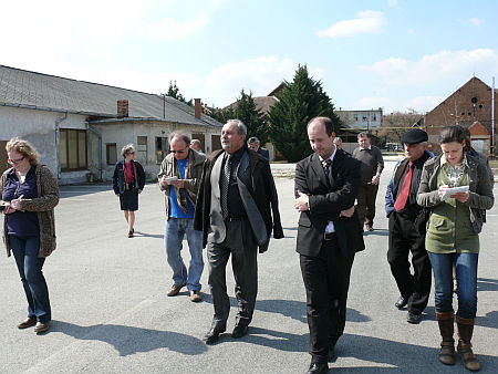 Parkol&oacute; a vas&uacute;t&aacute;llom&aacute;sn&aacute;l