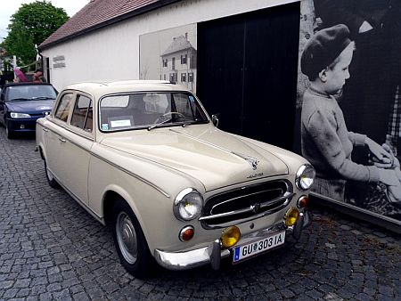 Oldtimer Peugeot-karav&aacute;n