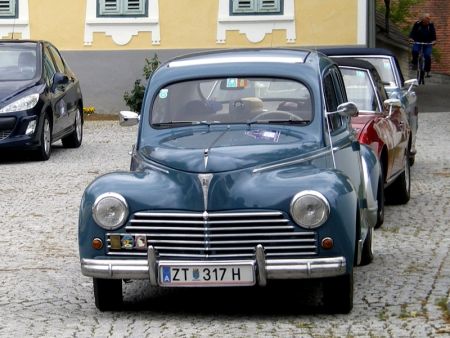 Oldtimer Peugeot-karav&aacute;n