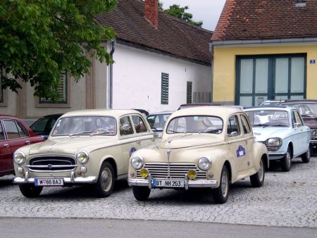 Oldtimer Peugeot-karav&aacute;n