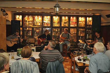 Blues Tran koncert a Malom Sörözőben