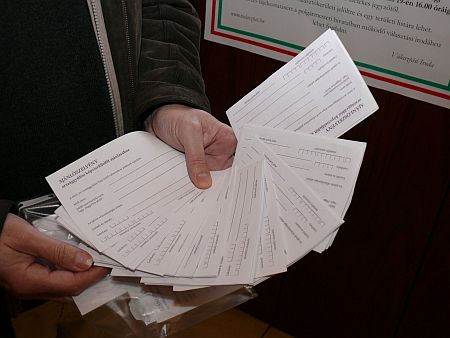 Kopogtat&oacute;c&eacute;dul&aacute;k a szerkesztős&eacute;gben