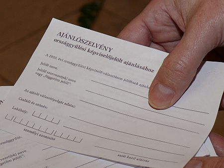 Kopogtat&oacute;c&eacute;dul&aacute;k a szerkesztős&eacute;gben