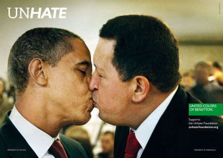 A Benetton &aacute;ltal k&ouml;zreadott k&eacute;pen az olasz divatc&eacute;g "Unhate" (Ne ut&aacute;lj) c&iacute;mű rekl&aacute;mkamp&aacute;ny&aacute;nak egyik plak&aacute;tja Barack Obama amerikai eln&ouml;k&ouml;t &eacute;s Hugo Chavez venezuelai eln&ouml;k&ouml;t &aacute;br&aacute;zolja cs&oacute;kol&oacute;zva. A kamp&aacute;ny 2011. november 16-&aacute;n deb&uuml;t&aacute;lt P&aacute;rizsban.