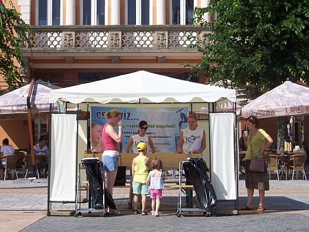 &Iacute;v&oacute;v&iacute;zoszt&aacute;s a szombathelyi Fő t&eacute;ren