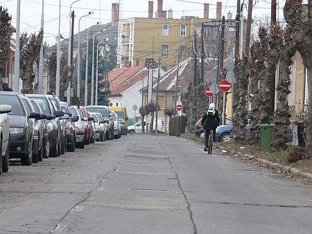 Kerékpárral behajtani szabad?