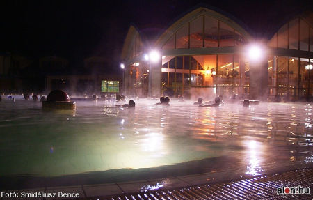 Éjszakai fürdőzés