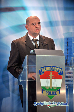 El&aacute;sott emberek Csepelen