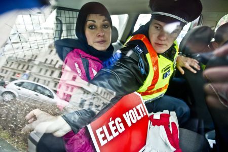 Hajd&uacute; D. Andr&aacute;s, az Origo h&iacute;rport&aacute;l fot&oacute;riporter&eacute;nek El&eacute;g volt! c&iacute;mű k&eacute;pe, amely I. d&iacute;jat nyert a XXX. Magyar Sajt&oacute;fot&oacute; P&aacute;ly&aacute;zat H&iacute;r-esem&eacute;nyfot&oacute; (egyedi) kateg&oacute;ri&aacute;j&aacute;ban. 