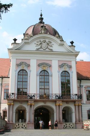 A g&ouml;d&ouml;llői kast&eacute;ly