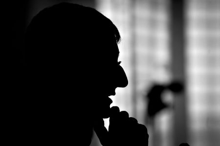 Kov&aacute;cs Tam&aacute;s, az MTI/MTVA fot&oacute;riporter&eacute;nek k&eacute;pe A gyan&uacute; &aacute;rny&eacute;ka c&iacute;mű sorozatb&oacute;l, amely III. d&iacute;jat nyert a XXX. Magyar Sajt&oacute;fot&oacute; P&aacute;ly&aacute;zat Ember&aacute;br&aacute;zol&aacute;s-portr&eacute; (sorozat) kateg&oacute;ri&aacute;j&aacute;ban. 