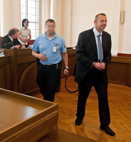 Őr k&iacute;s&eacute;ri ki a Megyei B&iacute;r&oacute;s&aacute;g nagy t&aacute;rgyal&oacute;term&eacute;ből Imhof G&aacute;bort, a P&eacute;csi Tudom&aacute;nyegyetem (PTE) volt gazdas&aacute;gi főigazgat&oacute;j&aacute;t 