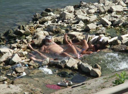 Hatlaczki Bal&aacute;zs Hajl&eacute;ktalan f&uuml;rdő c&iacute;mű k&eacute;pe, amely I. d&iacute;jat nyert a XXX. Magyar Sajt&oacute;fot&oacute; P&aacute;ly&aacute;zat T&aacute;rsadalom&aacute;br&aacute;zol&aacute;s, dokumentarista fotogr&aacute;fia (egyedi) kateg&oacute;ri&aacute;j&aacute;ban. 