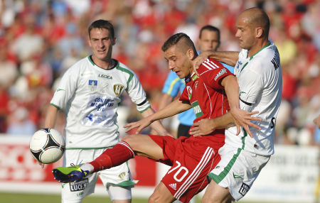 Kulcsár Tamás (k, DVSC) és Korolovszky Gábor (j, Haladás) és küzd a labdáért