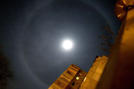 A Hold körül kialakuló fényes kör, az úgynevezett halo-jelenség látható az esti égbolton Veszprém felett