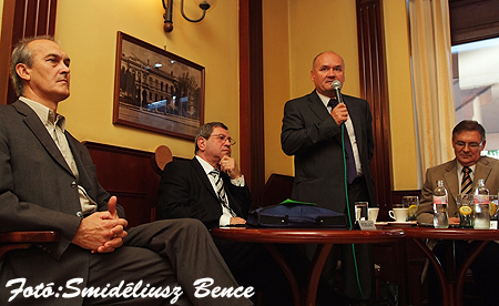 Hende Csaba az Art Caf&eacute;ban