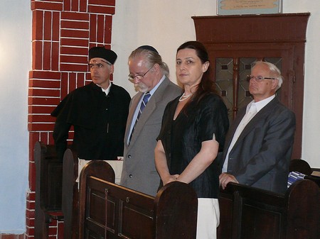 A holokauszt &aacute;ldozataira eml&eacute;keztek Szombathelyen 