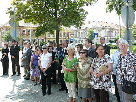 A holokauszt &aacute;ldozataira eml&eacute;keztek Szombathelyen 