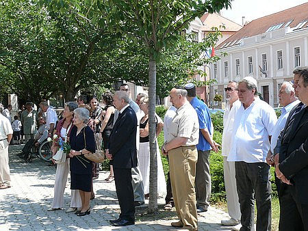 A holokauszt &aacute;ldozataira eml&eacute;keztek Szombathelyen 