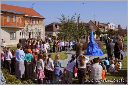 Horgászfiú szobor avatója Szombathelyen
