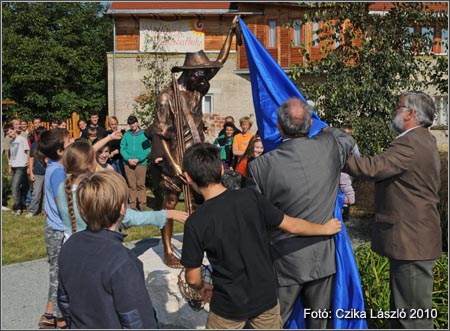 Horgászfiú szobor avatója Szombathelyen