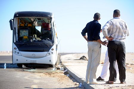 Magyar turist&aacute;kat sz&aacute;ll&iacute;t&oacute; aut&oacute;busz, amely eddig ismeretlen okb&oacute;l felborult Egyiptomban, a v&ouml;r&ouml;s-tengeri &uuml;d&uuml;lőhely, Hurghada k&ouml;zel&eacute;ben 2011. november 6-&aacute;n este.