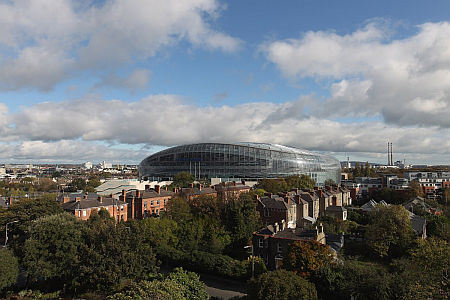 A stadion körbe van építve házakkal