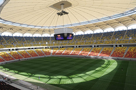 A stadion egyik jellegzetessége a játéktér felett lebegő óriás kivetítő. 
