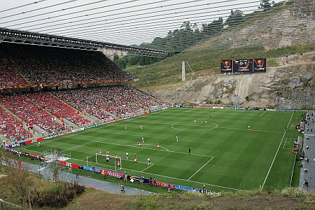 A tervező kihasználta a környezeti nehézségeket. A stadion egyik oldala maga a sziklafal.