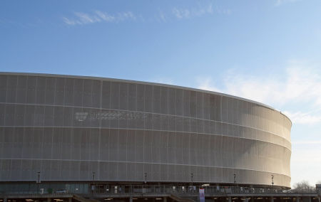 Ez a stadion szándékosan mellőzi a csillogást. Jellegzetességét a komoly, sőt komor színek adják.