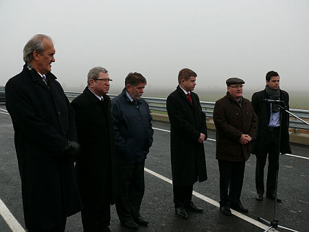 Harangozó Bertalan kormánymegbízott, Puskás Tivadar polgármester, Kovács Ferenc Megyei elnök, Ágh Péter országgyűlési képviselő,
