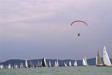 Kékszalag: Balaton kerülő vitorlásverseny (képes beszámoló). 
