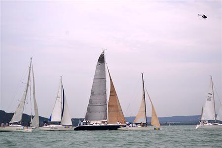 Kékszalag: Balaton kerülő vitorlásverseny (képes beszámoló). 