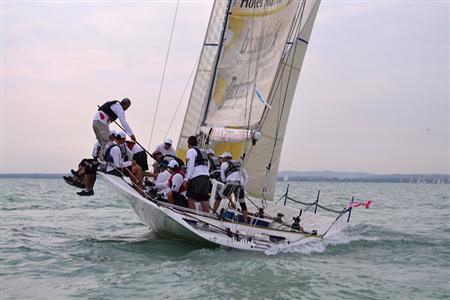 Kékszalag: Balaton kerülő vitorlásverseny (képes beszámoló). 
