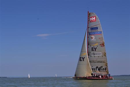 Kékszalag: Balaton kerülő vitorlásverseny (képes beszámoló). 