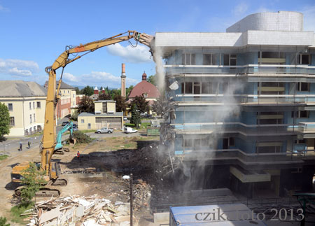 Bontják a régi belgyógyászati tömböt