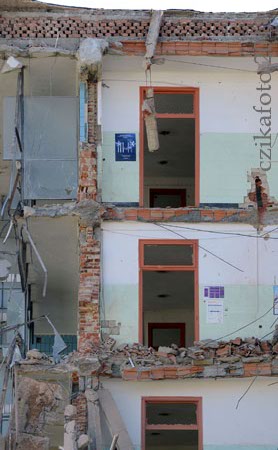 Bontják a régi belgyógyászati tömböt