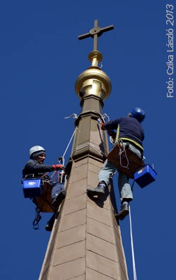 Ipari alpinisták a szombathelyi templomtornyon